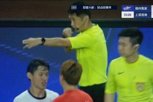 第9分鐘，加布里埃爾禁區(qū)倒地，VAR長時間介入后判罰點球