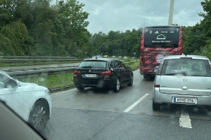 記者：距離熱身賽開(kāi)始不到一小時(shí)，拜仁大巴仍堵在路上