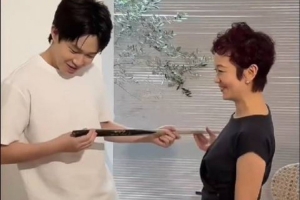 中8水平高于業(yè)余選手！王楚欽收到奧沙利文To簽球桿