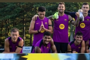 巴德吉ins曬與隊友的合影，擺出《火影忍者》主角經(jīng)典結(jié)印姿勢