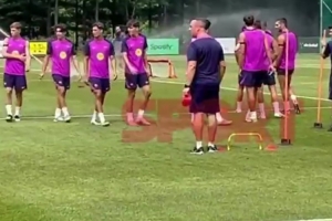 面對首爾的高溫，巴薩隊友們用灑水器沖涼降溫