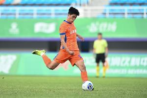 東體：泰山隊首個丟球后路易斯顯得很沮喪，彭嘯主動上前安慰