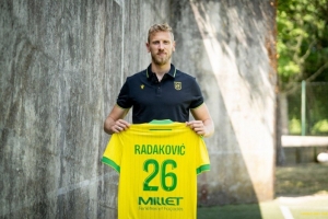 法媒：南特對(duì)今夏免簽的新援中衛(wèi)不滿，想直接賣掉