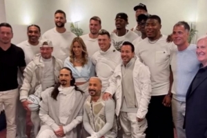 湖人新老板沃爾特和珍妮帶東契奇和幾名湖人隊員在拉斯維加斯慶祝