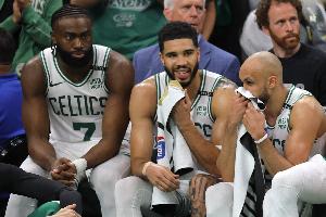 隊(duì)記：凱爾特人新賽季不會(huì)去交易大牌球員 除非送走布朗或者懷特