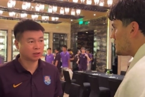 于根偉看望薩爾瓦多：你下場(chǎng)后大家都說(shuō)這場(chǎng)球?yàn)榱四阋惨聪聛?lái)