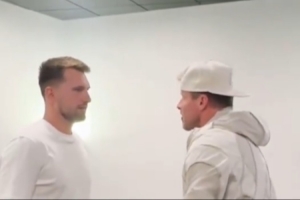 上道具后街男孩主唱單膝跪在桌子上 與東契奇平視交流