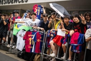 世體：大邱球迷熱烈迎接巴薩，約百人在酒店外守候