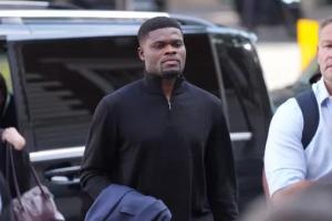 托馬斯抵達法院，即將針對五項強奸罪、一項性侵罪指控首次出庭