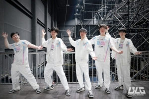 蠟筆小新POSE！BLG選手賽后合照：連勝了 大家加油保持！