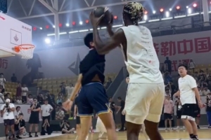 巴特勒和球迷打?qū)官惿涎萑纸^殺 全場(chǎng)高喊“MVP”