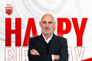 今天是海港一線(xiàn)隊(duì)主教練穆斯卡特的生日，讓我們祝他生日快樂(lè)！