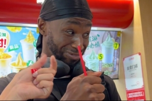 嘗嘗味維金斯喝上了蜜雪冰城 吸管拿反再獻(xiàn)神表情