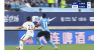 楊帥疑似附加動作放倒馬萊萊，裁判吹罰犯規(guī)+無牌