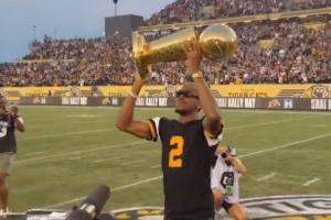 亞歷山大帶總冠軍獎(jiǎng)杯返回家鄉(xiāng) 在市體育場(chǎng)接受球迷歡呼