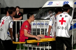 傷情通報(bào) 8月8日下午，栗鵬進(jìn)行右腿脛骨骨折內(nèi)固定術(shù)手術(shù)