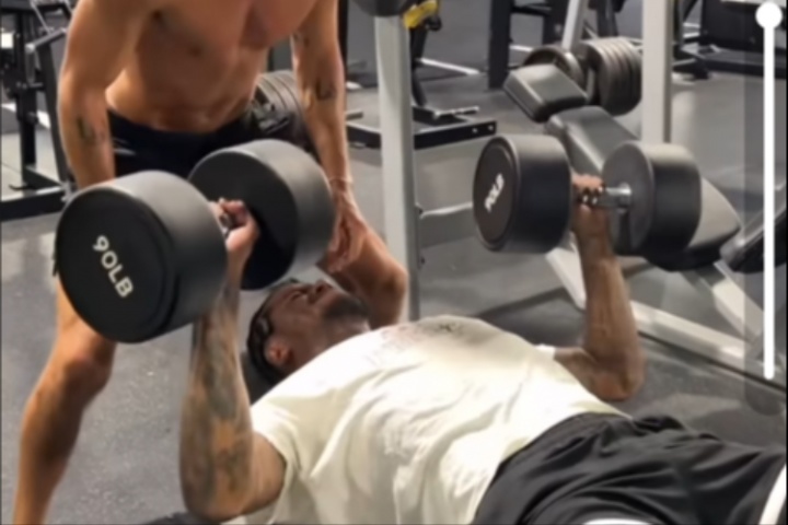 NBA球員的力量！杰倫-格林用90磅啞鈴做平板臥推！