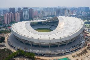 東體：一位特別嘉賓將在上海德比前領(lǐng)唱國(guó)歌，球迷準(zhǔn)備了巨大tifo