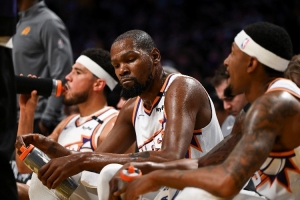 媒體人：太陽為布克換來風(fēng)雪哥這驚天大禮 4中鋒像被上季整PTSD了