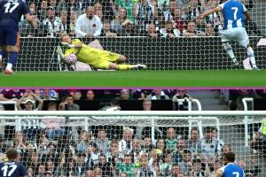 新賽季與波普爭首發(fā)！拉姆斯代爾紐卡首秀撲點