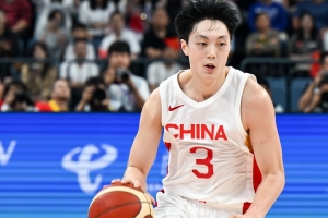 能攻善傳！胡明軒8中4貢獻(xiàn)14分4板6助僅1失誤 正負(fù)值+26