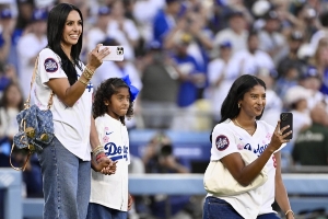 道奇舉辦科比搖頭娃娃之夜科比小女兒開(kāi)球+霸氣喊話