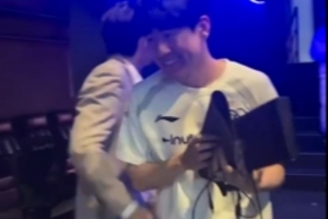 iG分享賽后Daeny教練等待選手的視頻：大家喜笑顏開