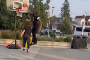 SGA回家鄉(xiāng)參加活動 之后衣服都沒換隨機打爆并隔扣一位女球迷