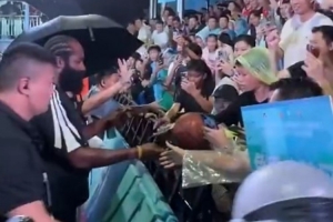 ??哈登：很多球迷冒著雨來現(xiàn)場(chǎng)支持我 我必須出場(chǎng)與他們互動(dòng)