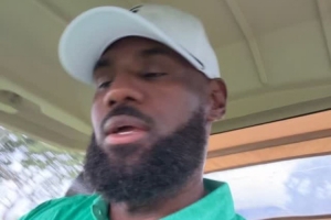 無懼風(fēng)雨??詹姆斯自拍冒雨打高爾夫：我上癮了