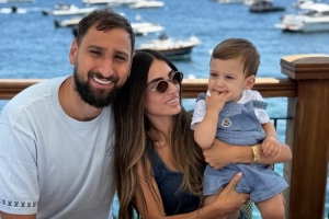 宣示主力門將地位？多納魯馬曬與家人合照，餐盤上寫著“1號”