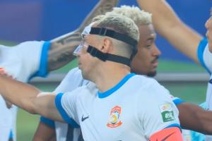 還是太礙事戴維森、薩爾瓦多均戴面部護(hù)具出戰(zhàn)，前者將其去除