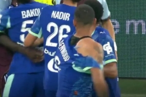 格林伍德友誼賽與維拉后衛(wèi)明斯爆發(fā)沖突，衣服被扯爛