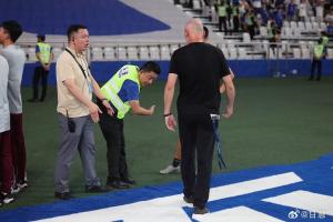 引沖突！穆斯卡特謝場(chǎng)時(shí)直接踩申花logo，記者：尊重是一種品格