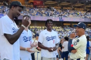 支持同城球隊(duì)！艾頓、拉拉維亞、蒂耶羅身穿道奇球衣 參加活動(dòng)