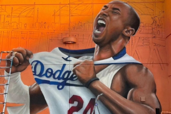 這球衣看的習(xí)慣嗎？洛杉磯街頭出現(xiàn)科比身著道奇球衣的新壁畫！