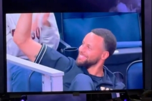 給同城新球隊(duì)加把火！庫里現(xiàn)場觀看女武神比賽 面對鏡頭手舞足蹈