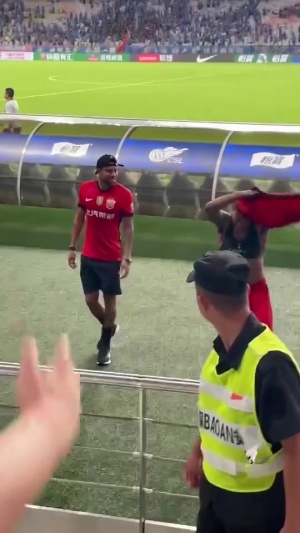 太過(guò)分了！球迷賽后向海港球員要球衣，被申花球迷暴力推搡
