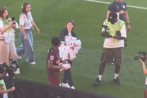 回到朗斯主場！奧蓬達準備了很多球衣，賽后送給球迷