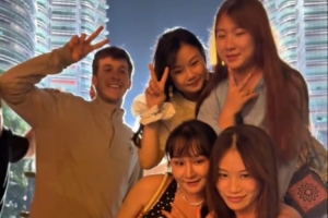 社牛時(shí)刻！里夫斯參觀吉隆坡雙子塔 遇路人自拍上前搶鏡合影