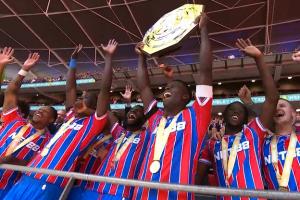 【捧杯時刻】水晶宮隊史首奪社區(qū)盾！格伊率隊捧起冠軍獎杯