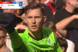 若林源三？亨德森點球大戰(zhàn)頭戴鴨舌帽，隨后兩次撲點助水晶宮奪冠