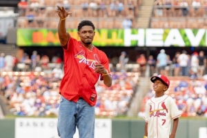 家鄉(xiāng)的驕傲！比爾受邀為老家MLB球隊紅雀隊開球！