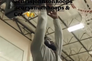 老當(dāng)益壯詹姆斯曬凌晨5點(diǎn)連續(xù)扣籃片段 感謝訓(xùn)練師