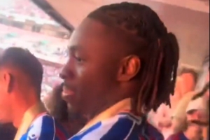 被球迷問是否會來阿森納，埃澤面帶微笑未做回應