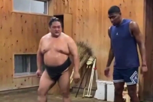 八村塁與相撲士一起訓(xùn)練 網(wǎng)友：你又不是勇士的 沒人在更衣室揍你