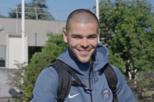 劍指冠軍！巴黎曬球隊啟程前往意大利視頻，將在歐超杯中對陣熱刺