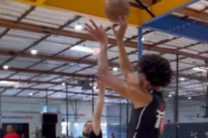 轉(zhuǎn)型空間型內(nèi)線？湖人博主曬海斯訓練視頻 三分出手連續(xù)命中