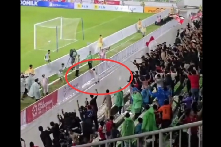 看著嚇人！印尼U17球員進(jìn)球后越過(guò)護(hù)欄慶祝，掉入緩沖區(qū) 并無(wú)大礙