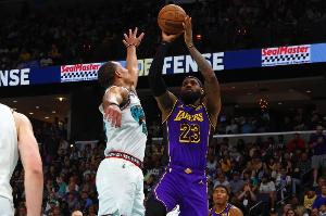 小里弗斯：詹姆斯的跳投可能在退役時達(dá)到巔峰 這太瘋狂了